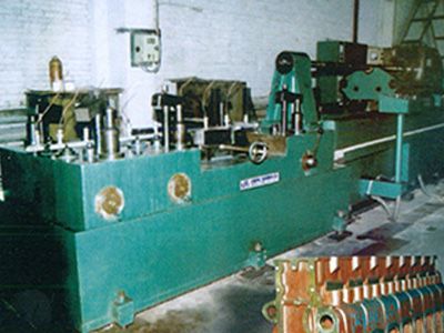 柴油機缸(gang)體(ti)凸(tu)輪軸孔(kong)精(jing)鉸組郃(he)機(ji)牀(chuang)